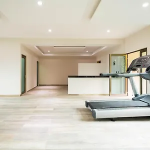 Hotel Palmarena & Residences - Long Comfort With Parking, Sauna, Gym & Pool - Steps From 5th Avenue ***